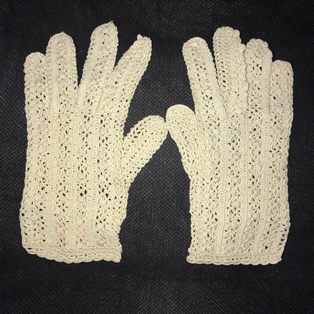 Vintage Cream Lace Gloves